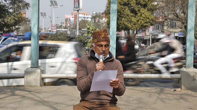 डा. गोविन्द केसी आज पत्रकार सम्मेलन गर्दै